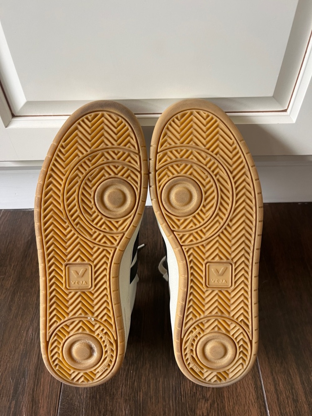 Like New VEJAS V-10 Prime Sneakers - Picture 9 of 10